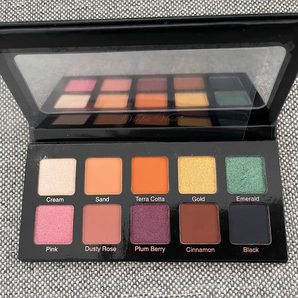 3/$22✨Violet Voss eyeshadow